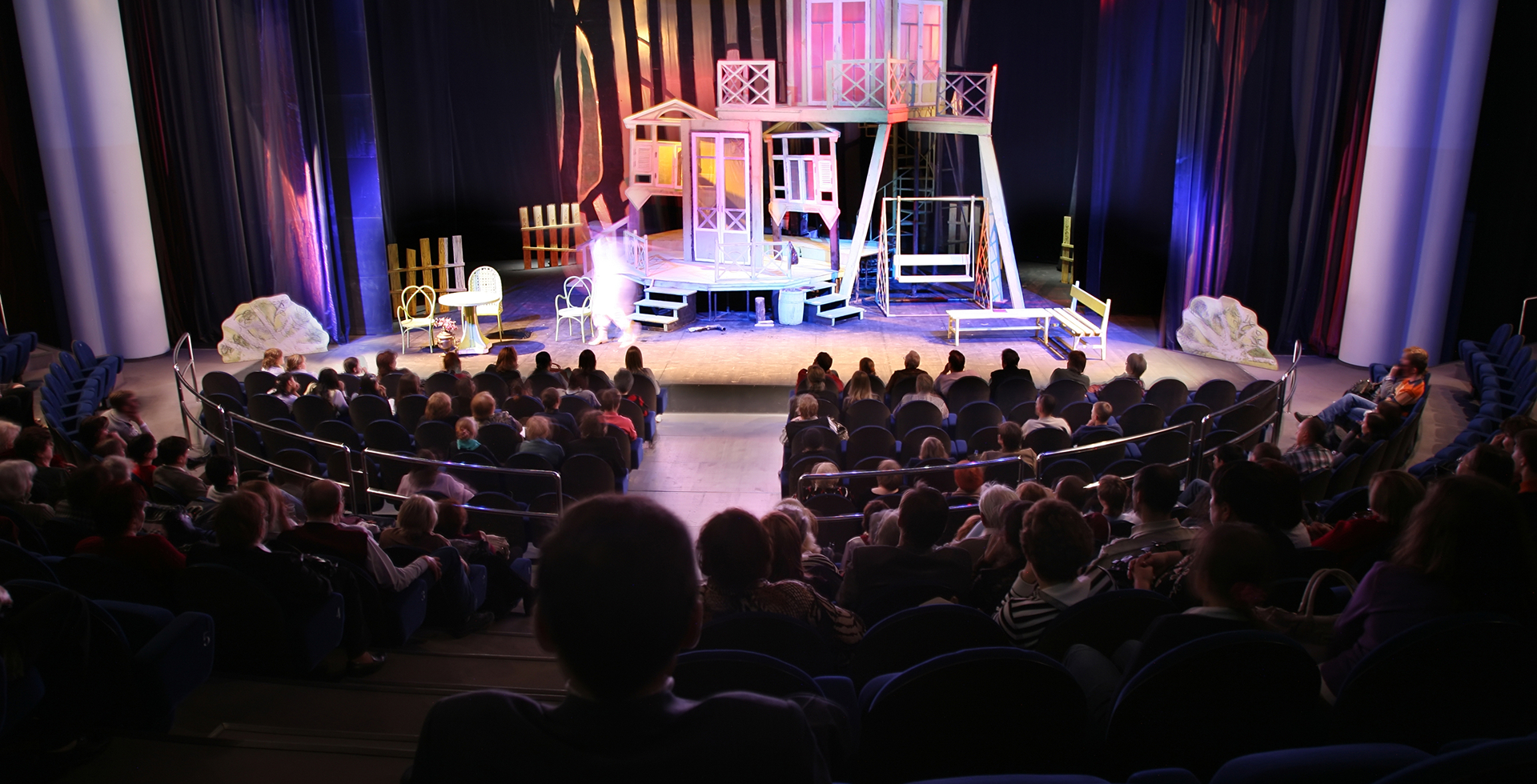 “공연, 그 이상의 순간을 만듭니다”